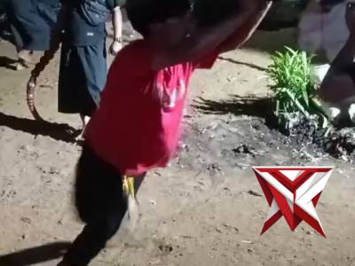 Bhabinkamtibmas Desa Srigading Laksanakan Kegiatan pengamanan Kesenian Bantengan di DS. Srigading - PoliceTube