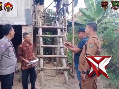 R&sup3;&sup2;&bull;| Bhabinkamtibmas Polsek Lembak Dampingi petugas Perkim Survey Bedah Rumah