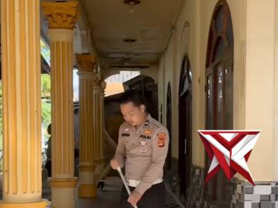 SAT LANTAS POLRES OKI MELAKSANAKAN GOTONG ROYONG PEMBERSIHAN MASJID AL MUTTAQIN
