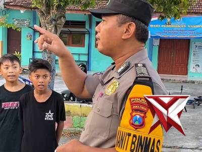 Kanit Binmas Polsek Kalitengah Polres Lamongan memberikan alat olahraga - PoliceTube