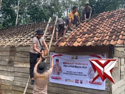 KEGIATAN PEMBONGKARAN BANGUNAN RUMAH DENGAN DIMULAINYA TAHAP AWAL PROGRAM BEDAH RUMAH
