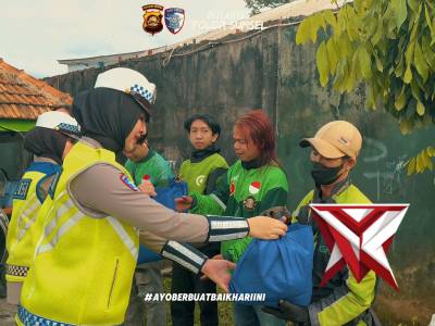 Kegiatan Patroli Polwan Presisi membagikan bansos , pengaturan jalan , serta memberi himbauan