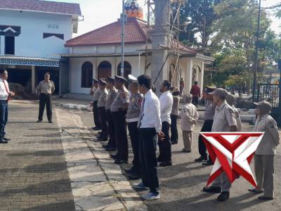 Anggota Polsek Lawang laksanakan kegiatan rutin Apel Pagi di depan Mapolsek Lawang