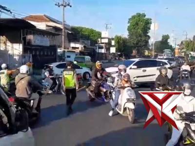 Giat Pelayanan Pengaturan Lalu Lintas di Pagi hari di Daerah Hukum Polsek Lawang Kec. Lawang