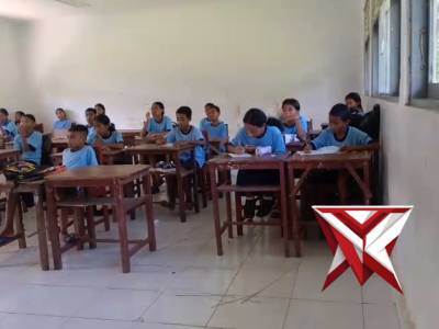 Bhabinkamtibmas negeri oma memberikan pelajaran kepada siswa/i di tingkat smp - PoliceTube