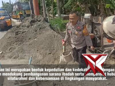 Bhabinkamtibmas Polsek Wangon Polresta Banyumas melaksanakan Gotong Royong Pembangunan Masjid - PoliceTube