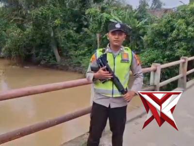 PATROLI POLSEK BELITANG II cek debit sungai antisipasi bencana alam