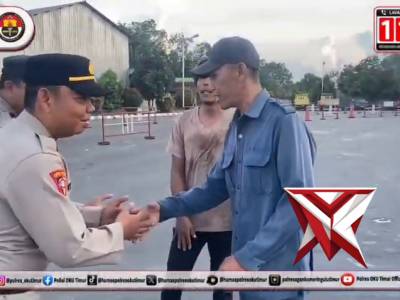 Pamapta 3 Polres OKU Timur membantu mobil yang tersangkut di pembatas jalan.