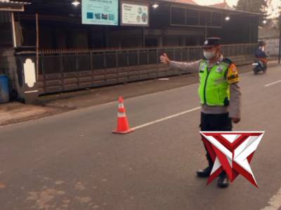 Pengaturan Arus Lalin di depan SD NU Kepanjen