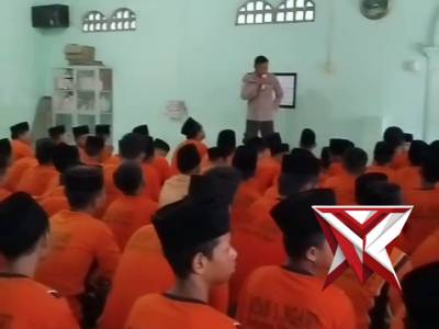 Bhabinkamtibmas Polseksub Gerih melaksanakan kegiatan sosialisasi dan penyuluhan di MTsN 1 Ngawi