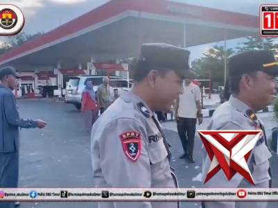 Pamapta 3 Polres OKU Timur membantu mobil yang tersangkut di pembatas jalan.