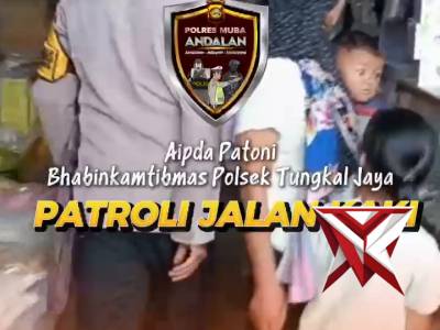 7. Bhabinkamtibmas Polsek Tungkal Jaya melaksanakan giat patroli jalan kaki - PoliceTube