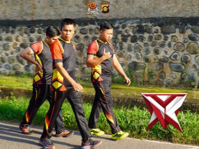 Personel Batalyon A Pelopor Satbrimob Polda Sumsel melaksanakan kegiatan olahraga pagi