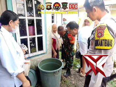 Bhabinkamtibmas Tanjung Enim Selatan Bersama Lurah, Pustu dan Babinsa Bagikan Abate kepada Warga