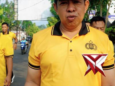 Polres Pacitan melaksanakan kegiatan rutin olahraga bersama yang dipimpin oleh Wakapolres Pacitan. K - PoliceTube
