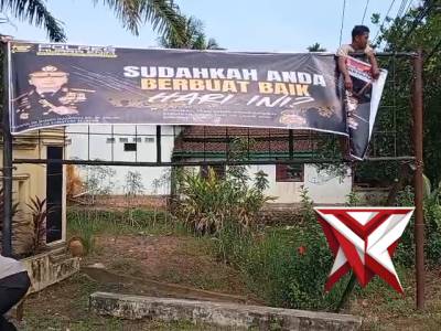 Pemasangan Spanduk Di Depan Mako Polsek Rambang Niru