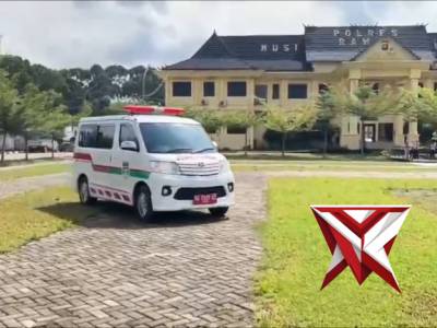Evakuasi korban yang laka lantas yang selamat Bus ALS dan truk tangki dari RS. Rupit Muratara ke RS. - PoliceTube