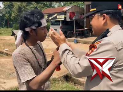 Kapolsek Pampangan Humanis Tangani ODGJ Bawa Parang


Kapolsek Pampangan bersama personel Polsek Pam