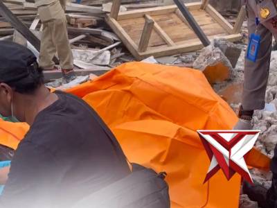 Kapolsek Poncol bersama personel Samapta dalam proses evakuasi korban runtuhan bangunan di Pasar