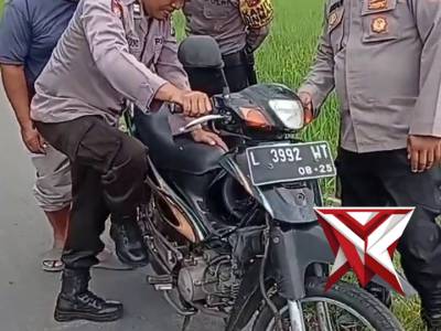 Patroli Polsek Plemahan Berikan Bantuan Warga Kehabisan BBM di Jalan