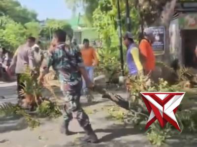 Polsek Paron melaksanakan pengamanan kegiatan pemangkasan & pemotongan pohon - PoliceTube