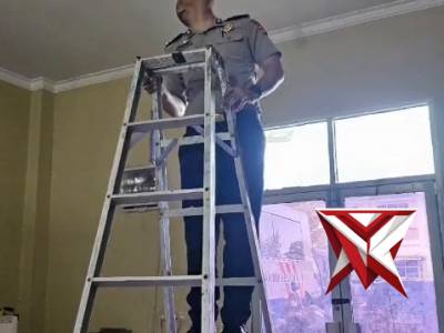 Kegiatan Anggota Bag Log Melakukan Perbaikan Listrik