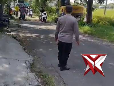 POLSUBSEKTOR GERIH LAKUKAN PENGAMANAN DAN GATUR LALIN SAAT PEMOTONGAN POHON RAWAN TUMBANG