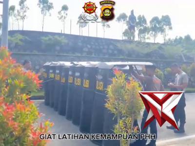 PERSONEL KOMPI 1 BATALYON D PELOPOR SATBRIMOB POLDA SUMSEL MELAKSANAKAN GIAT LATIHAN KEMAMPUAN PHH