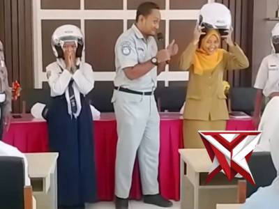 Satlantas Polres Ngawi dan Jasa Raharja melaksanakan kegiatan sosialisasi tertib berlalu lintas sert - PoliceTube