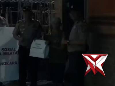 Kapolsek penukal melakukan giat bansos