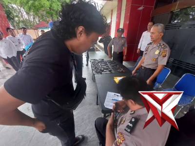 Bag Logistik Polres Muara Enim melaksanakan pemeriksaan senjata api dinas personel. Pemeriksaan meli