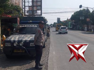 Polsek Gending Laksanakan Patroli Jalur Pantura Antisipasi Kemacetan dan Laka Lantas - PoliceTube