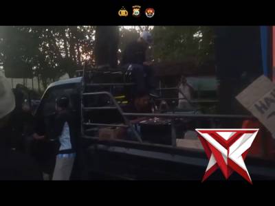 Personilm polres haltim laksanakan pengamanan unjuk rasa di portal wato wato