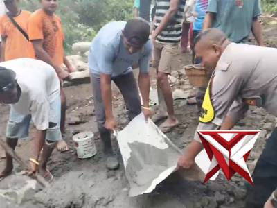Aipda Rasyidi Irfat Ibrahim dan Warga Kurulimbu Bahu Membahu Perbaiki Jalan Rusak