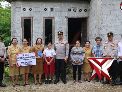 KAPOLDA NTT ;APRESIASI & BANTUAN TRANSPORTASI BAGI SISWA SD TUABNENO YANG MASUK 100 PENULIS TERBAIK