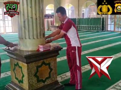 Personil polsek Gelumbang melaksanakan kegiatan bersih-bersih di Masjid. - PoliceTube