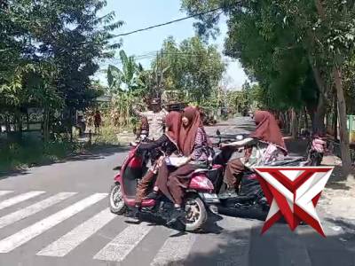 PENGATURAN ARUS LALU LINTAS DI DEPAN SEKOLAH SMPN GALIS