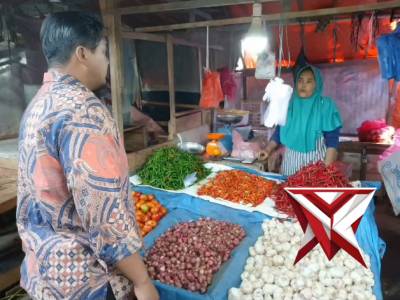 KEGIATAN UNIT II SAT INTELKAM POLRES OKU TIMUR MELAKSANAKAN MONITORING HARGA BAHAN POKOK PENTING
