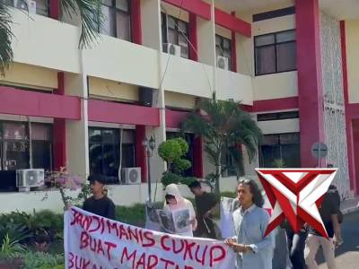 Pengamanan aksi unras oleh forum mahasiswa Kangayan ke kantor pemkab suemenep