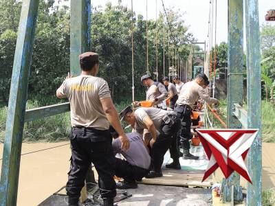 Polres Madiun Renovasi Jembatan Merah Putih di Desa Purworejo, Wujud Kepedulian untuk Masyarakat - PoliceTube