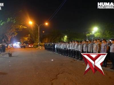 PENGAMANAN PERTANDINGAN SEPAK BOLA BRI LIGA 1 ANTARA MADURA UNITED FC VS PSM MAKASSAR DI STADION GEL