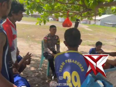 Bhabinkamtibmas desa hila polsek kisar laksanakan giat sambang kepada buruh di pelabuhan laut hila