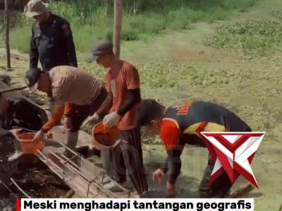 Semangat gotong royong ditunjukkan personel Brimob Polda Riau bersama