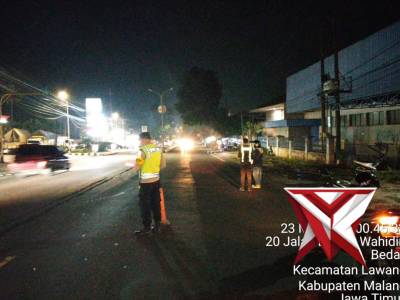 Anggota Polsek Lawang Laksanakan Pengaturan arus Lalu Lintas akibat adanya Truck gandeng mogok