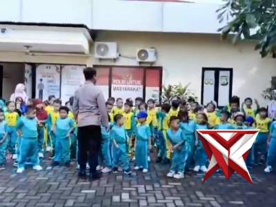 Kanit binmas Polsek kedamean Aiptu Eko Subandi, S.H. menerima kunjungan TK dan paud