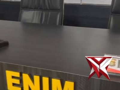 Personil Si Tik Mempersiapkan perangkat pendukung kegiatan rapat internal membahas kesiapan idul adh