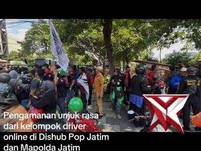 Polsek Gayungan melakukan pengamanan unjuk rasa dari kelompok driver online di Dishub pom Jatim