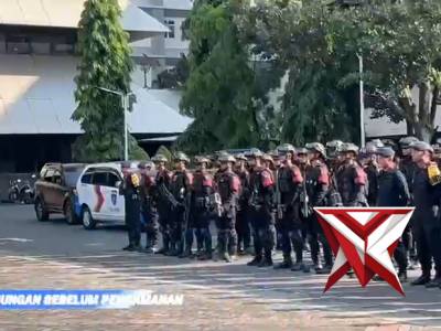 Satbrimob Polda Jateng Melaksanakan Pengamanan Demo Driver Ojol sejateng dikantor Gubernur Jateng