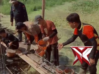 Semangat gotong royong ditunjukkan personel Brimob Polda Riau bersama masyarakat dalam percepatan pe - PoliceTube