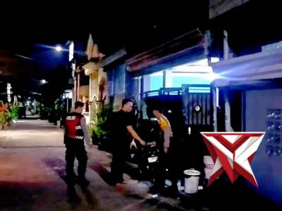 Kanit samapta Polsek Pakal pimpin patroli antisipasi curanmor di pemukiman Kauman Asri - PoliceTube